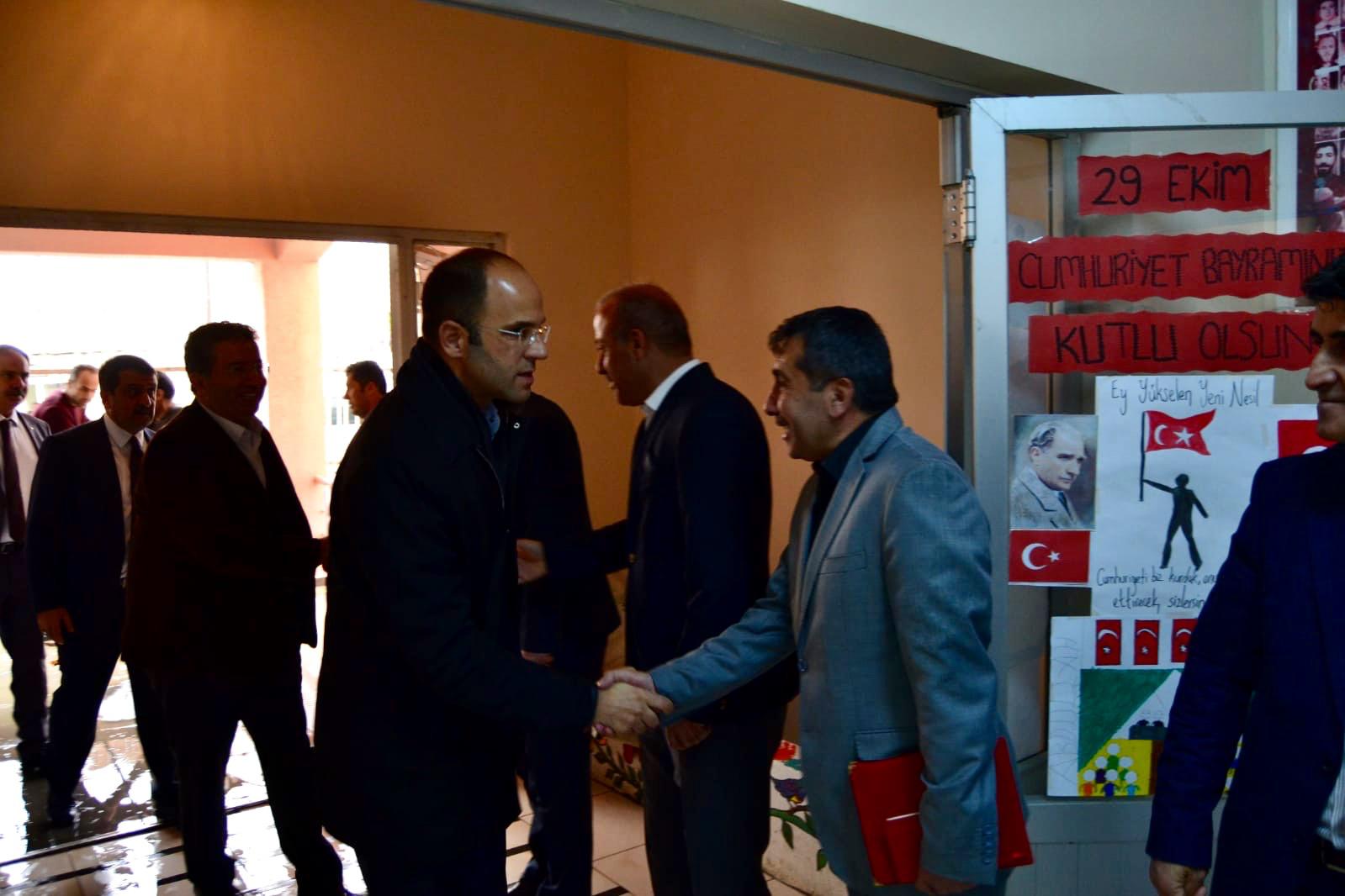 Platform üyemiz Faik Tunay Hakkari Yüksekova'da konferans salonu acilisi yaptı ve bölgede ki kanaat önderleri ile bira araya gelip,sorunlar hakkında bilgi aldı.