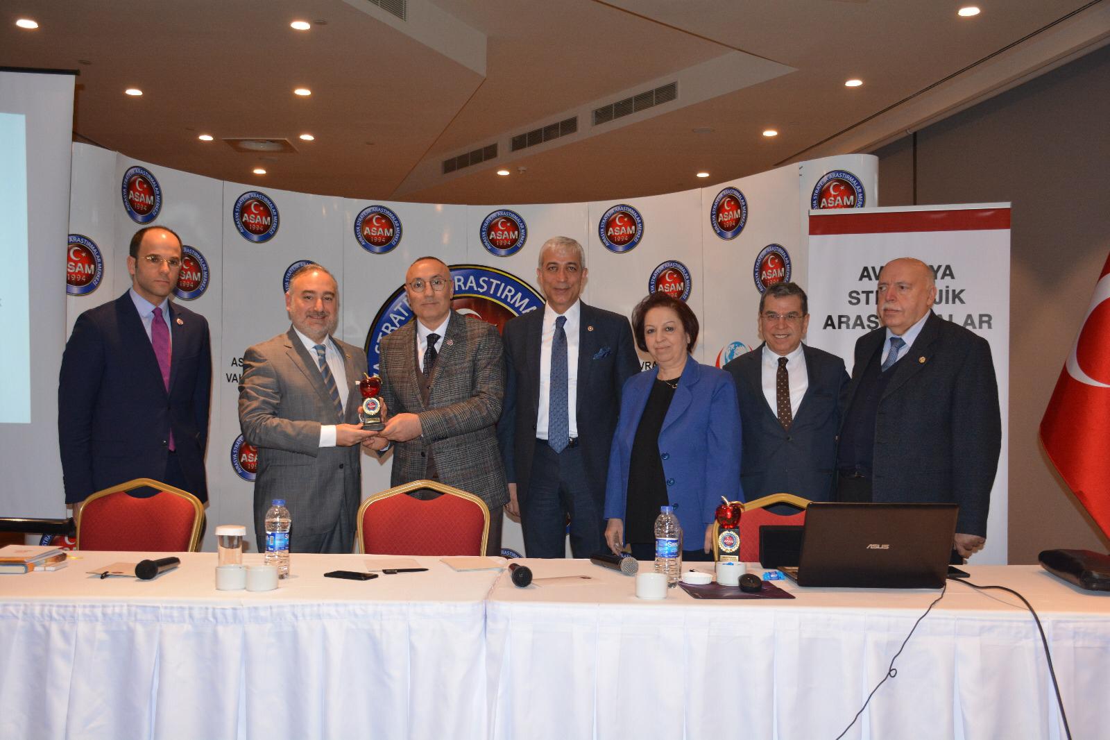 ASAM’ın düzenlediği Türkiye’nin Büyüme Modelinde Tarımın Önemi başlıklı panele Tekfen Tarım Genel Müdürü Emrah İnce ve TBMM Tarım Orman ve Köyişleri Komisyonu Başkanı Yunus Kılıç katıldı, panelin moderatörlüğünü ASAM Sözcüsü 